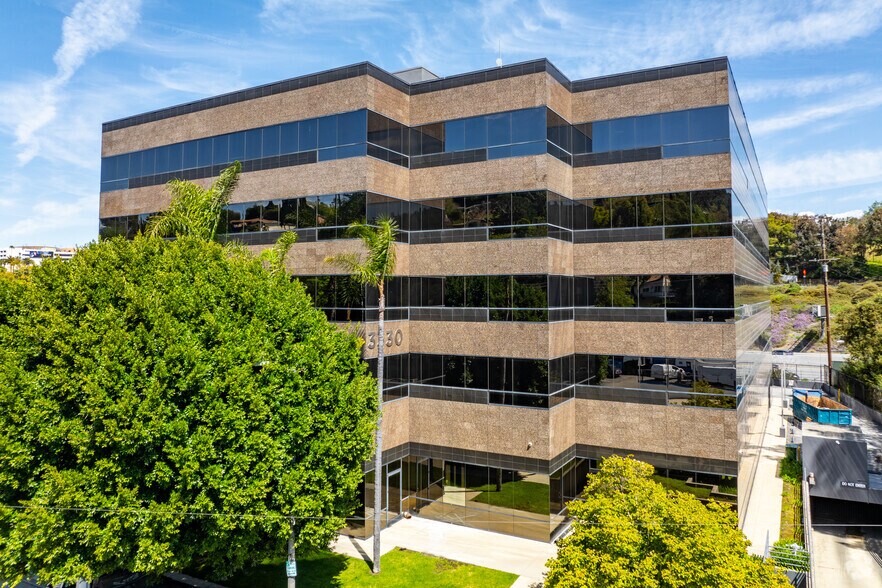 3330 Cahuenga Blvd W, Los Angeles, CA à vendre - Photo principale – Image 1 sur 11