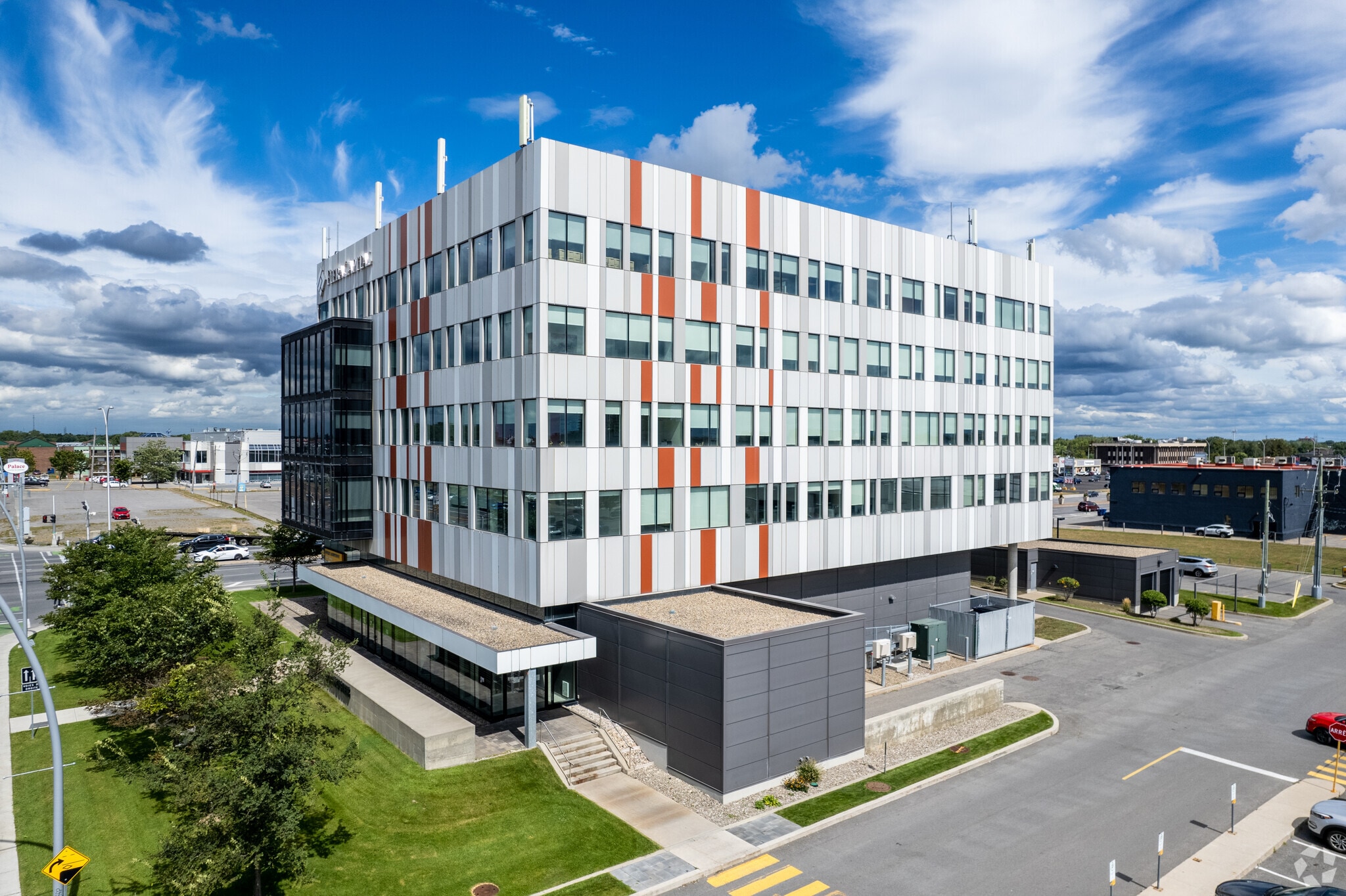 1699 Boul Le Corbusier, Laval, QC à louer Photo principale– Image 1 sur 12
