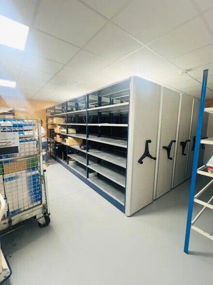 Local d’activités dans Chavenay à louer - Photo de l’immeuble – Image 3 sur 3