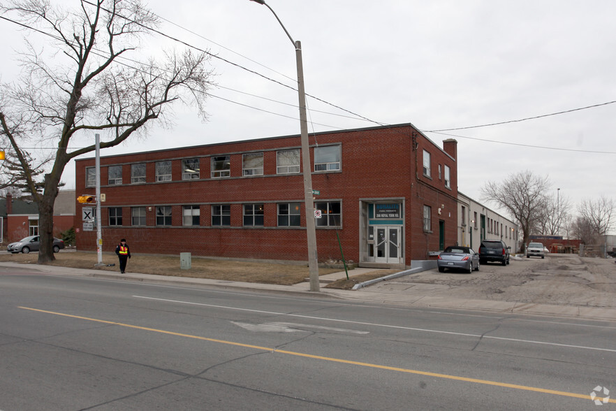 266 Royal York Rd, Toronto, ON à louer - Photo de l’immeuble – Image 3 sur 4