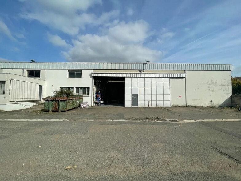 Local d'activités dans SAINT-OUEN-L'AUMONE à vendre - Photo de l’immeuble – Image 2 sur 17