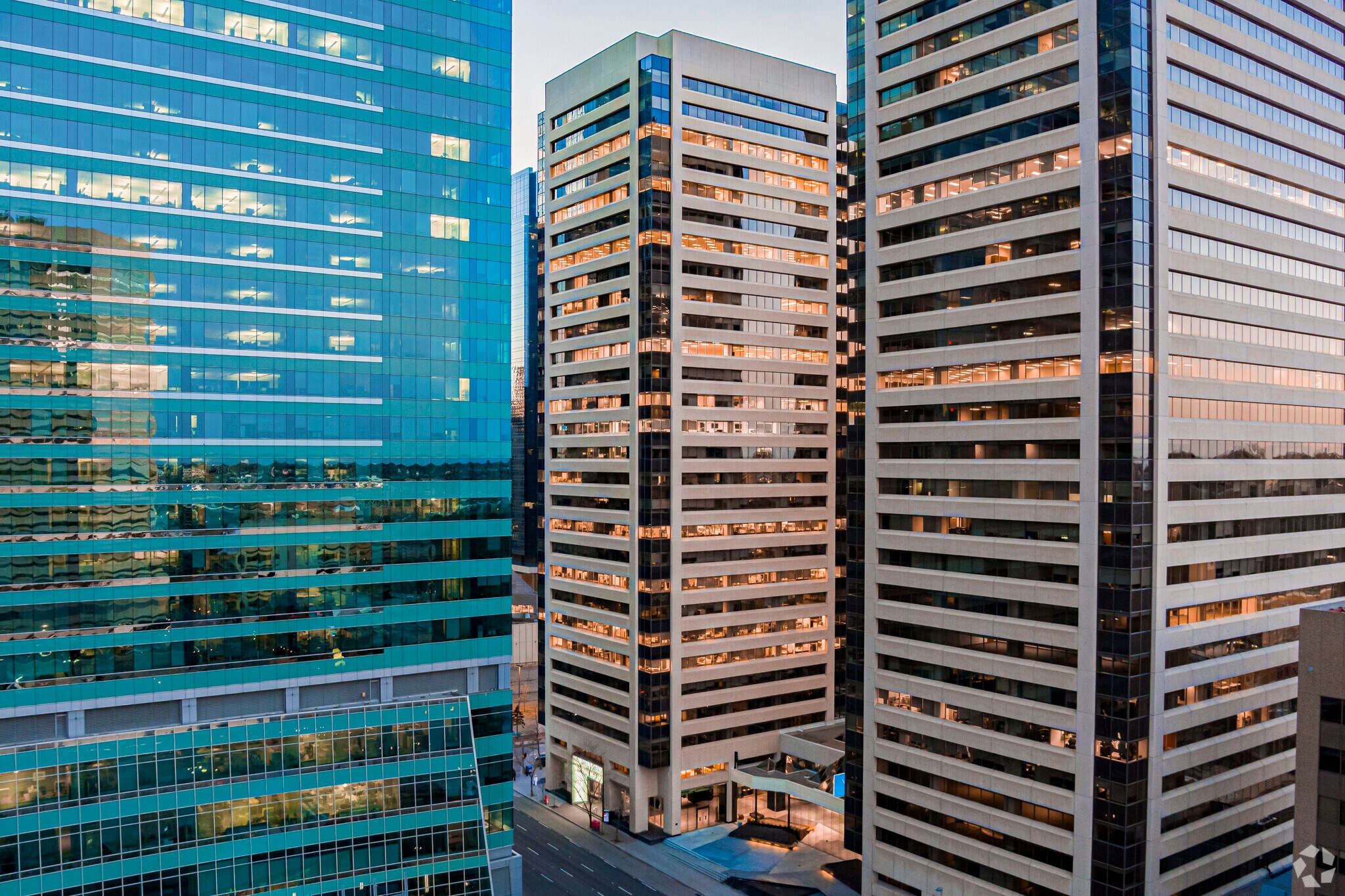 144 4th Ave SW, Calgary, AB à louer Photo principale– Image 1 sur 9