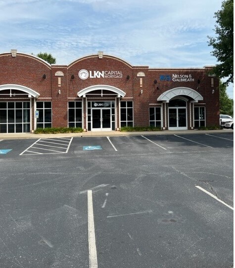 1054 E Butler Rd, Greenville, SC à louer - Photo de l’immeuble – Image 3 sur 10