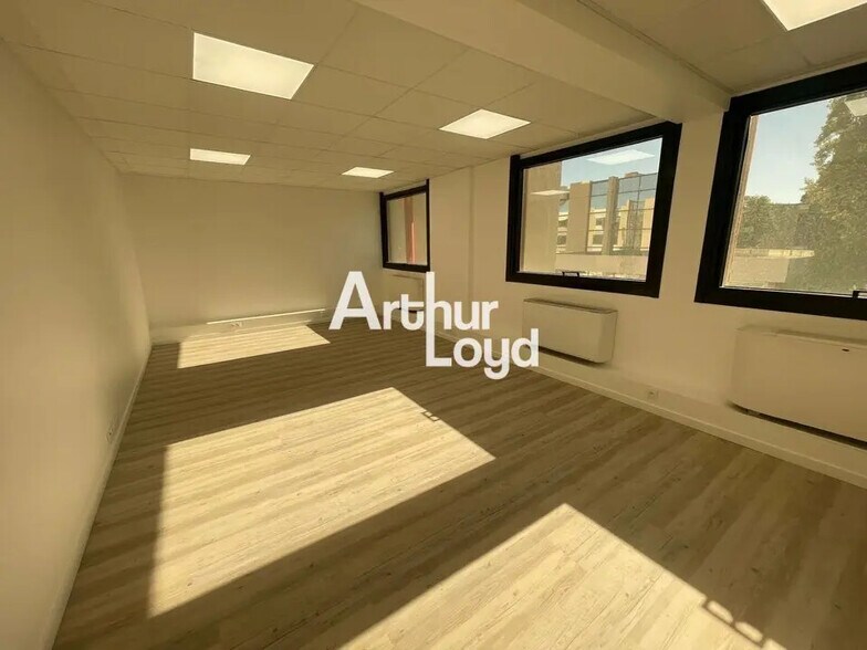 Bureau dans Saint-Laurent-du-Var à louer - Photo de l’immeuble – Image 2 sur 20