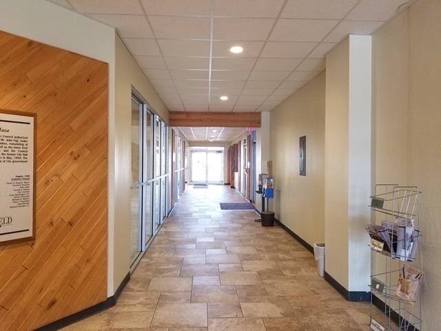 630 S Central Ave, Marshfield, WI à louer - Hall d’entrée – Image 2 sur 16