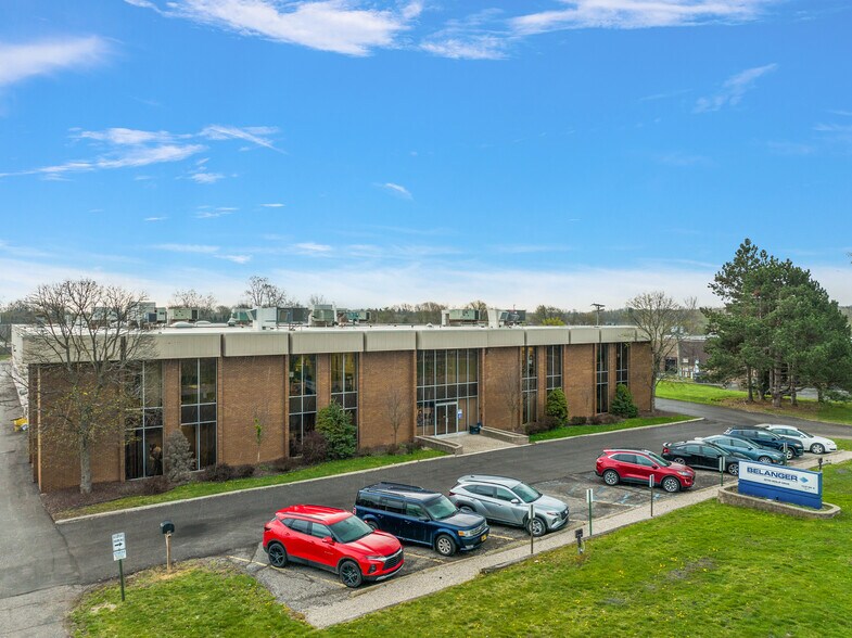 22700 Heslip Dr, Novi, MI à vendre - Photo de l’immeuble – Image 2 sur 7