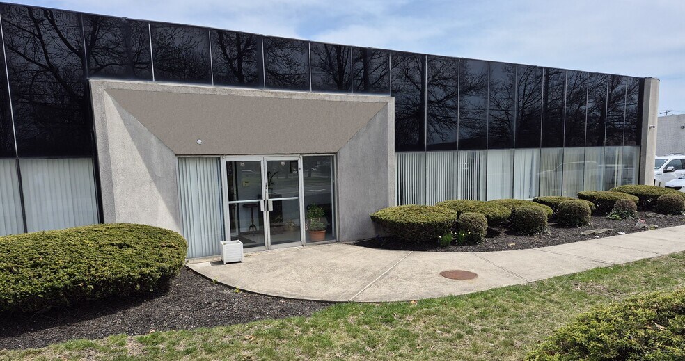 1881 Lakeland Ave, Ronkonkoma, NY à louer - Photo de l’immeuble – Image 1 sur 3