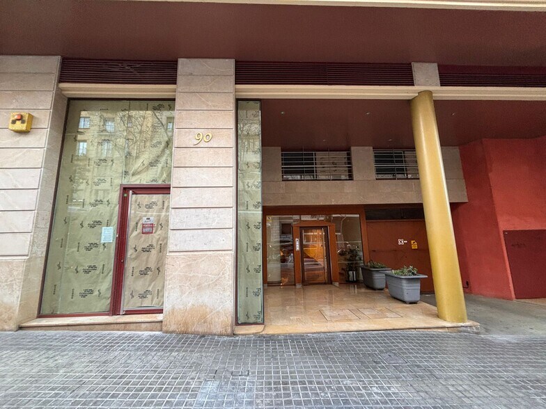 Immeuble residentiel dans Barcelone, Barcelona à vendre - Photo de l’immeuble – Image 1 sur 3