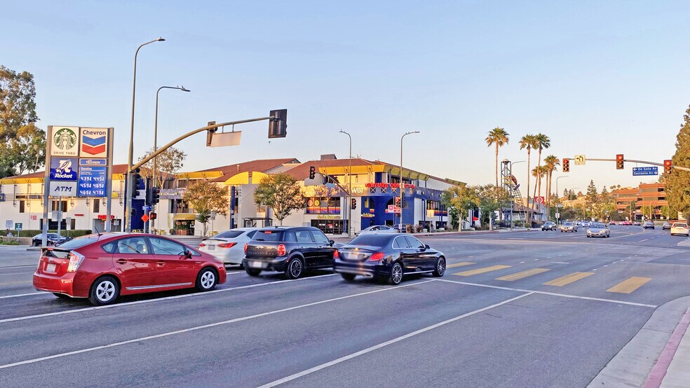 20833-20861 Ventura Blvd, Woodland Hills, CA à louer - Photo de l’immeuble – Image 3 sur 4