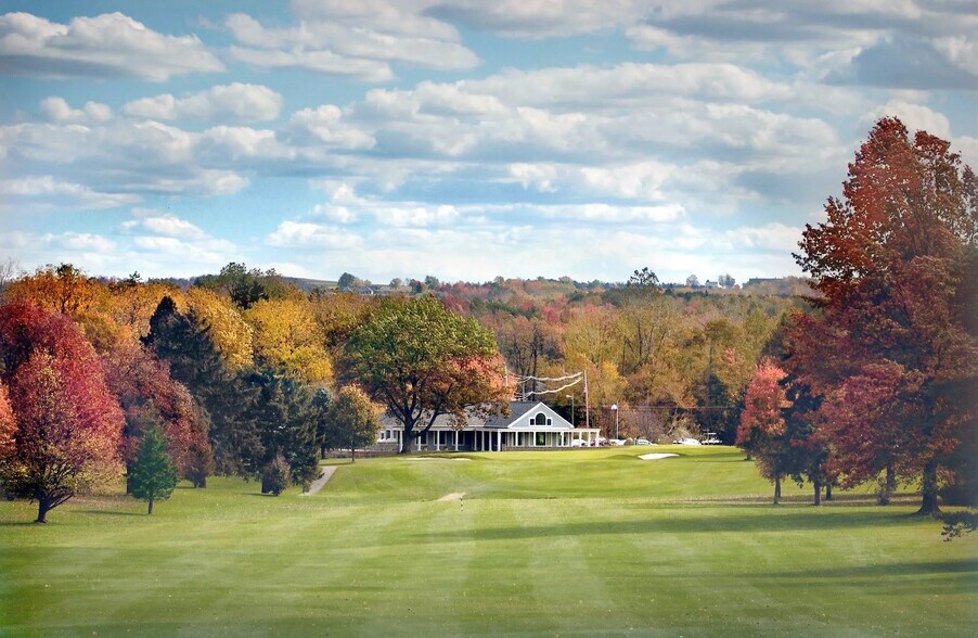 1017 Golf Course Ln, Oneida, NY à vendre - Photo principale – Image 1 sur 5