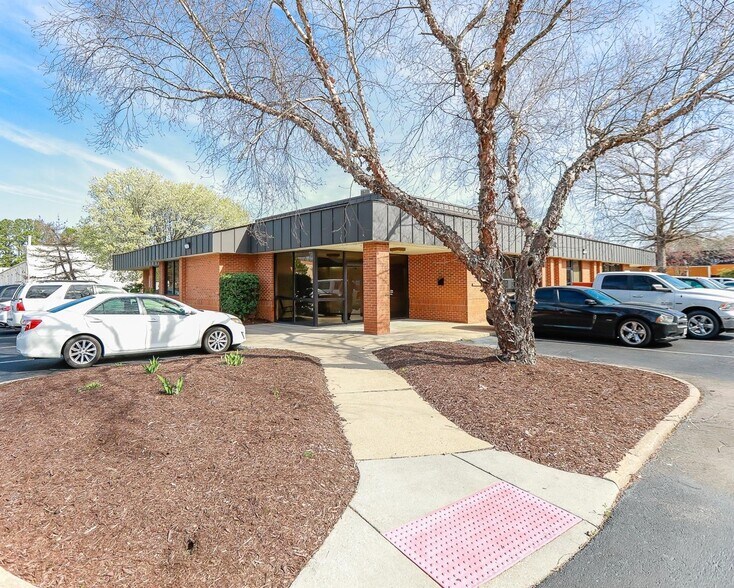11835 Canon Blvd, Newport News, VA à louer - Photo de l’immeuble – Image 3 sur 31