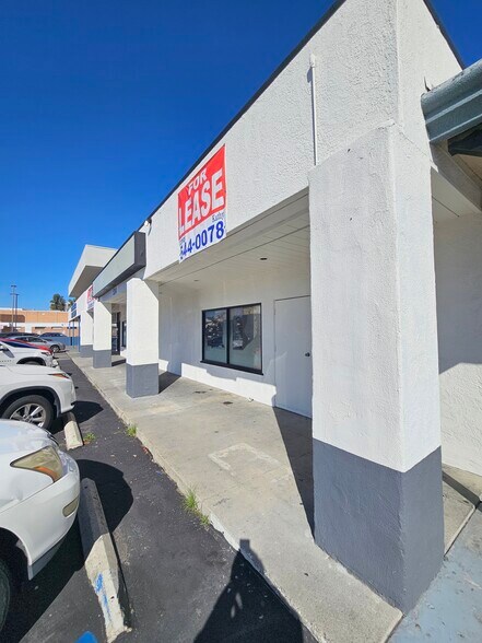534 W 19th St, Costa Mesa, CA à louer - Photo de l’immeuble – Image 2 sur 14