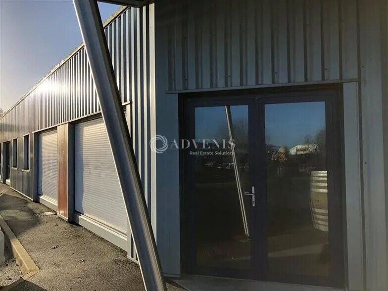 Local d'activités dans Chargé à vendre - Photo de l’immeuble – Image 2 sur 10