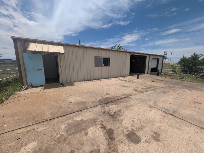 225 Queen Dr, Hewitt, TX à louer - Photo de l’immeuble – Image 2 sur 6
