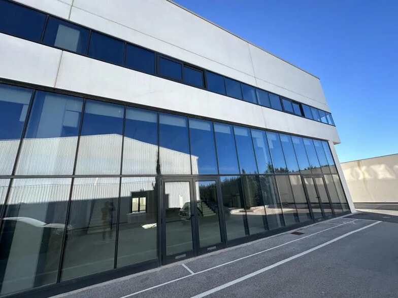 Local commercial dans Puget-sur-Argens à louer - Photo de l’immeuble – Image 1 sur 13