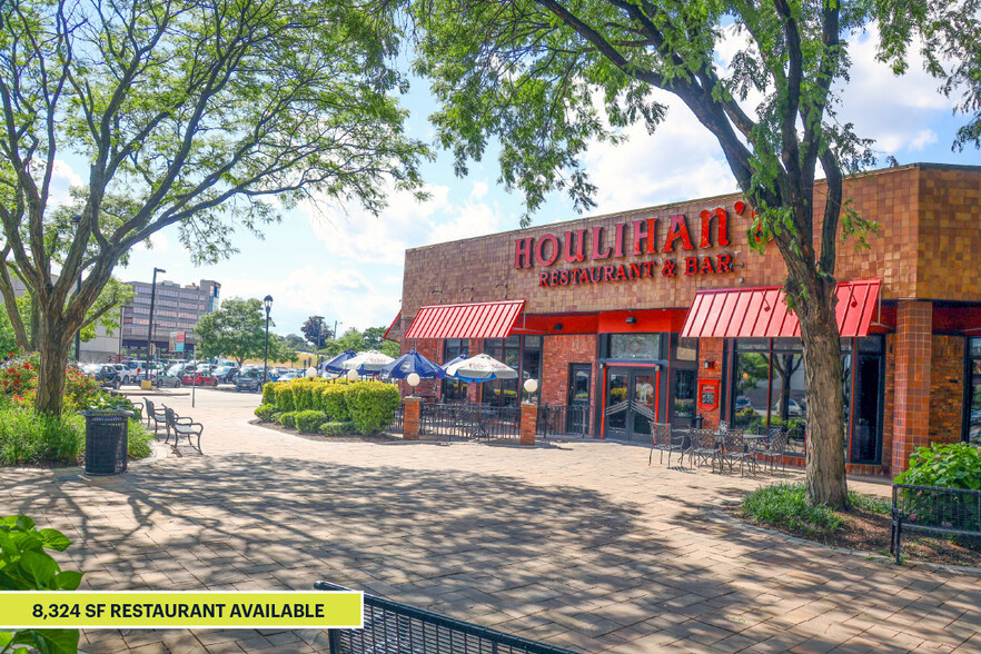 700 Plaza Dr, Secaucus, NJ à louer - Photo de l’immeuble – Image 2 sur 9