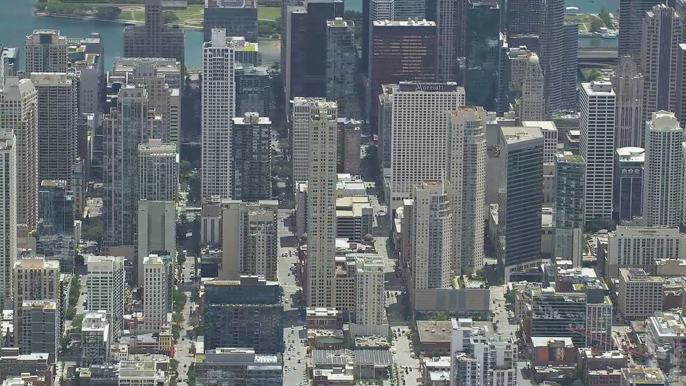 33 W Ontario St, Chicago, IL à louer - Vidéo aérienne – Image 2 sur 8