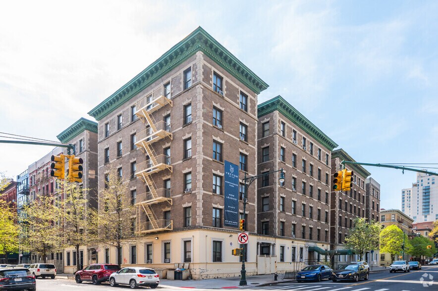320 Manhattan Ave, New York, NY à vendre - Photo principale – Image 1 sur 6