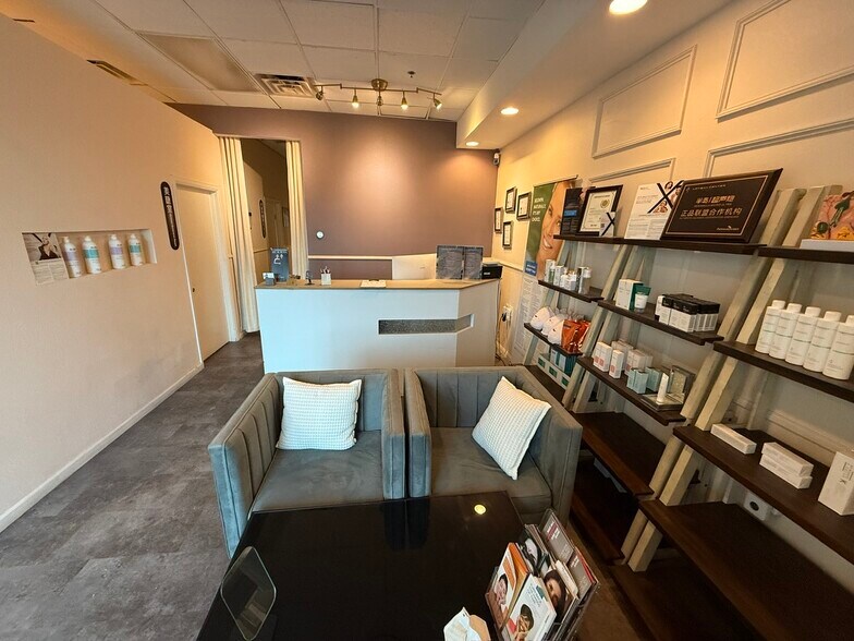 4355 Spring Mountain Rd, Las Vegas, NV à louer - Photo de l’immeuble – Image 2 sur 11