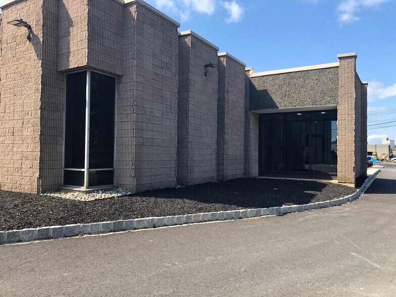 10 Kingsbridge Rd, Fairfield, NJ à louer - Photo de l’immeuble – Image 2 sur 4