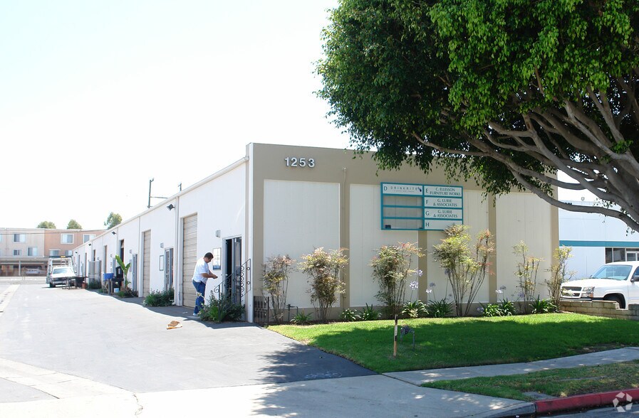 1253 Logan Ave, Costa Mesa, CA à louer - Photo de l’immeuble – Image 2 sur 4