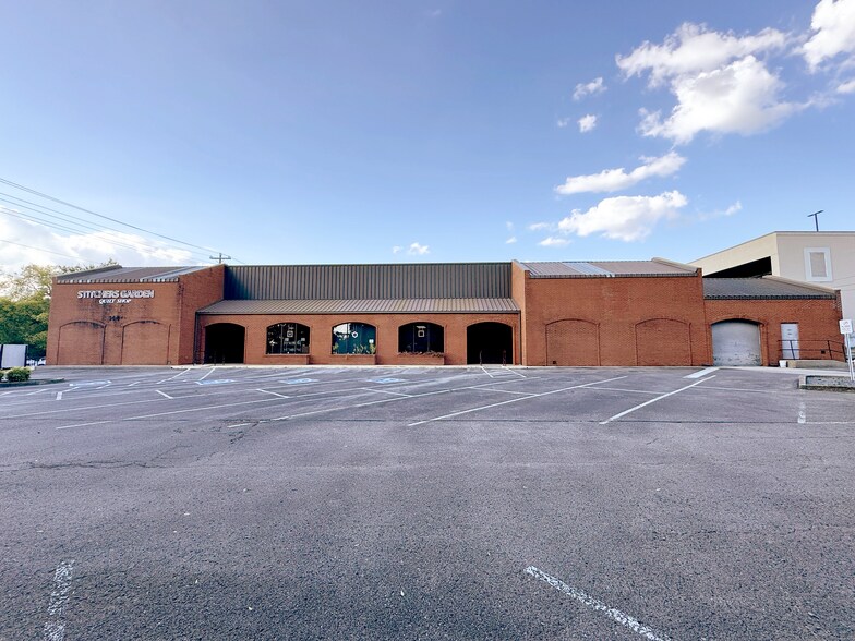 144 Wilson Pike, Brentwood, TN à louer - Photo de l’immeuble – Image 1 sur 7