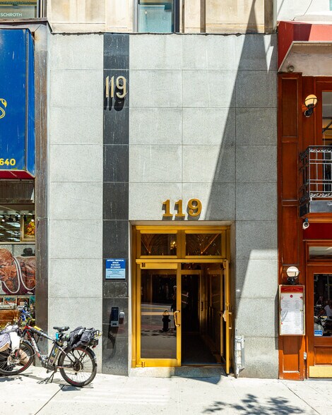119-121 W 57th St, New York, NY à louer - Photo de l’immeuble – Image 3 sur 11