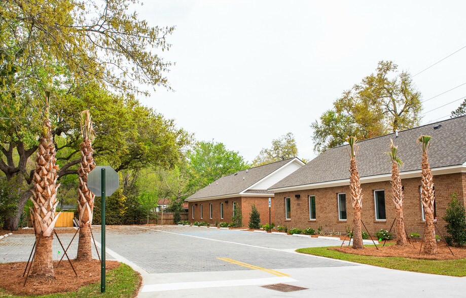 525 Folly Rd, Charleston, SC à louer - Photo de l’immeuble – Image 3 sur 6