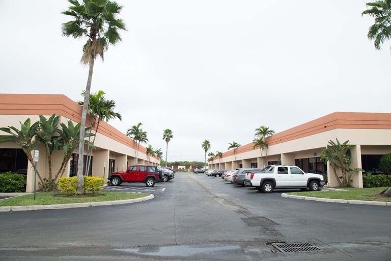 5400 S University Dr, Davie, FL à vendre - Photo principale – Image 1 sur 10