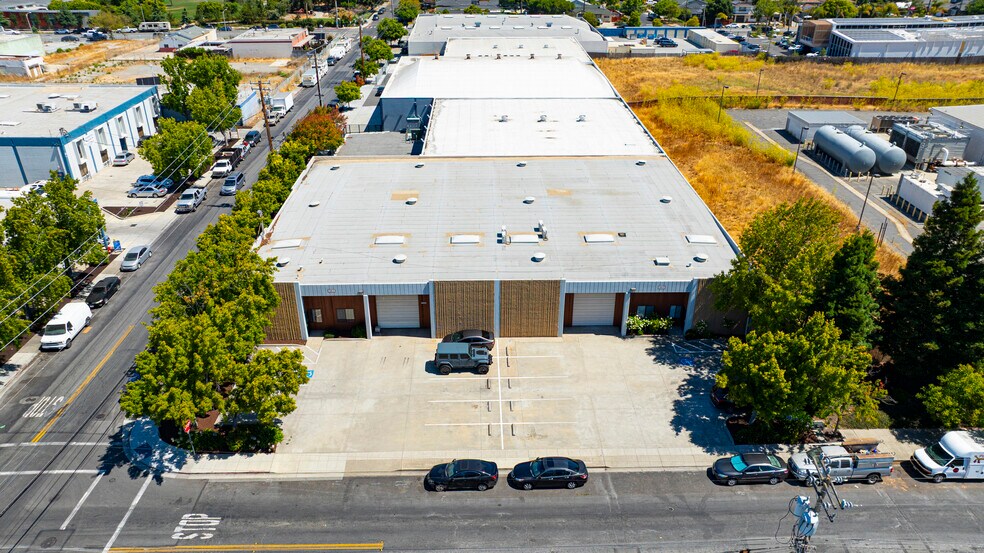 Redwood City Multi-Tenant Industrial portefeuille de 3 biens à vendre sur LoopNet.fr - Aérien – Image 3 sur 6