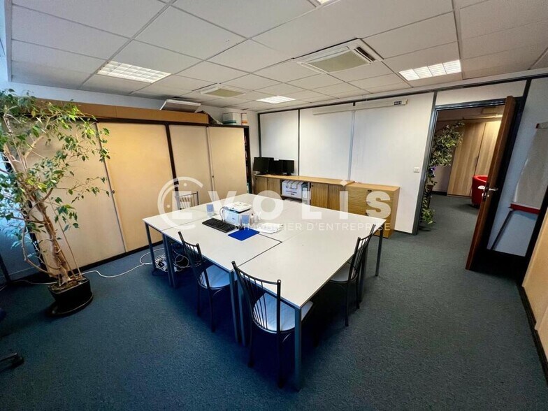 Bureau dans Evry Courcouronnes à vendre - Photo de l’immeuble – Image 2 sur 9