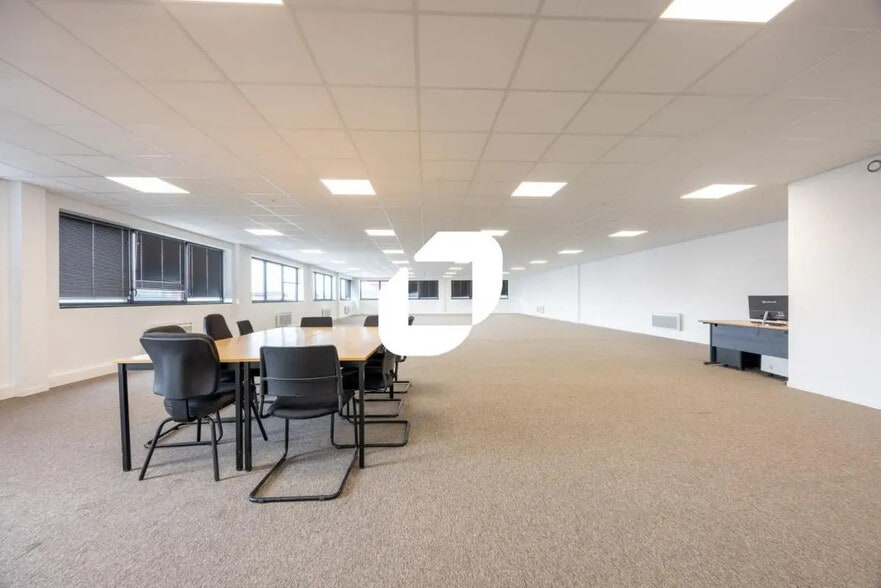 Bureau dans Chanteloup-en-Brie à louer - Photo de l’immeuble – Image 3 sur 7