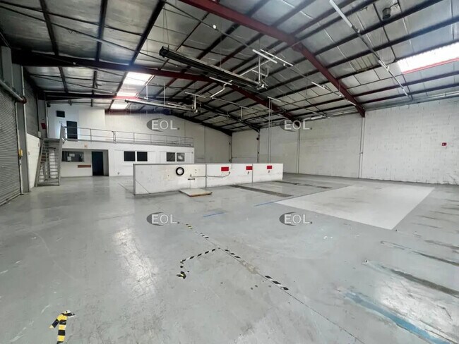 Plus de détails pour Local d'activités à louer