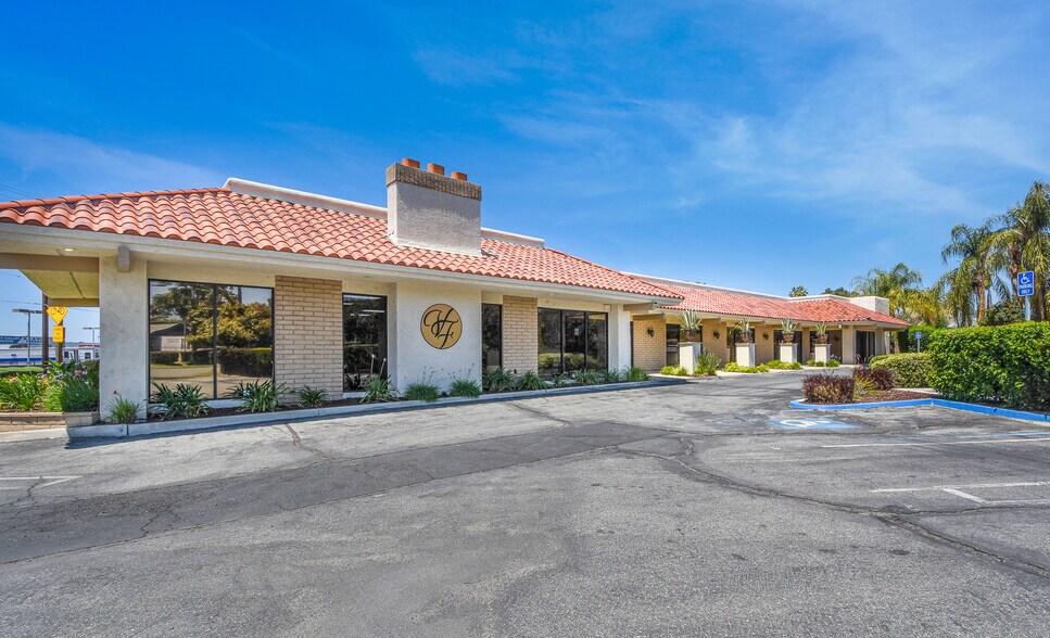3292 E Florida Ave, Hemet, CA à vendre - Photo de l’immeuble – Image 2 sur 36