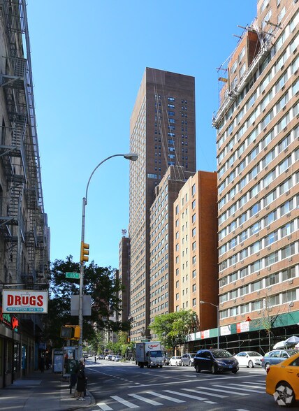 1161 First Ave, New York, NY à louer - Photo de l’immeuble – Image 1 sur 2