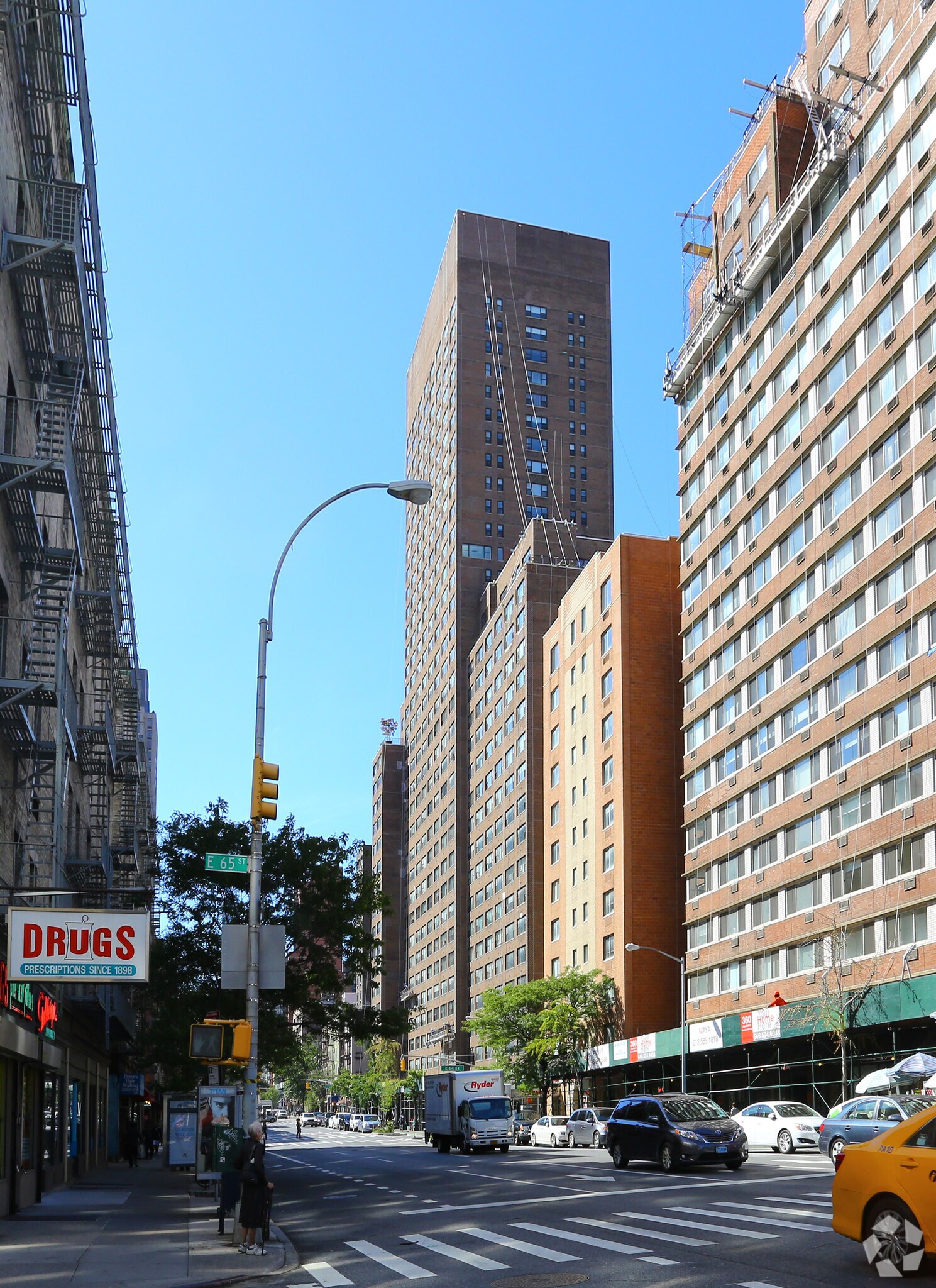 1161 First Ave, New York, NY à louer Photo de l’immeuble– Image 1 sur 3