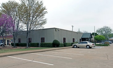2110-2120 S Broadway, Edmond, OK à louer Photo de l’immeuble– Image 1 sur 2
