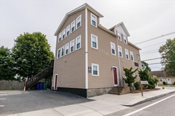609 Newport Ave, Attleboro, MA à vendre - Photo de l’immeuble – Image 2 sur 2