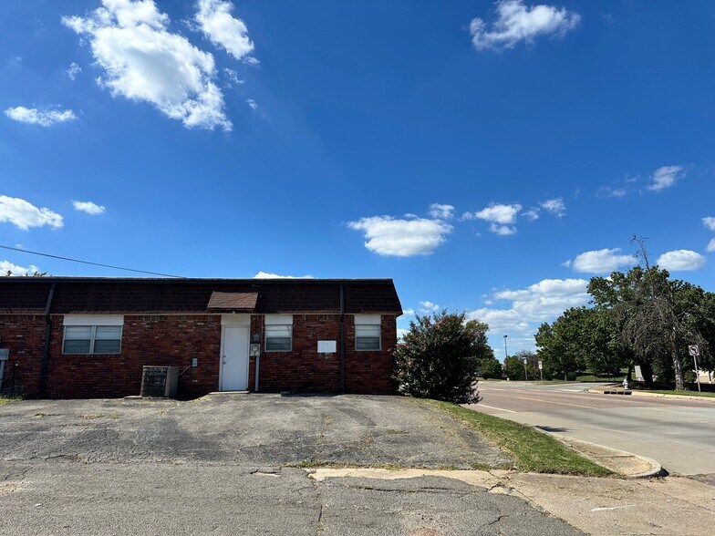 330 N 4th St, Muskogee, OK à louer - Photo de l’immeuble – Image 2 sur 4