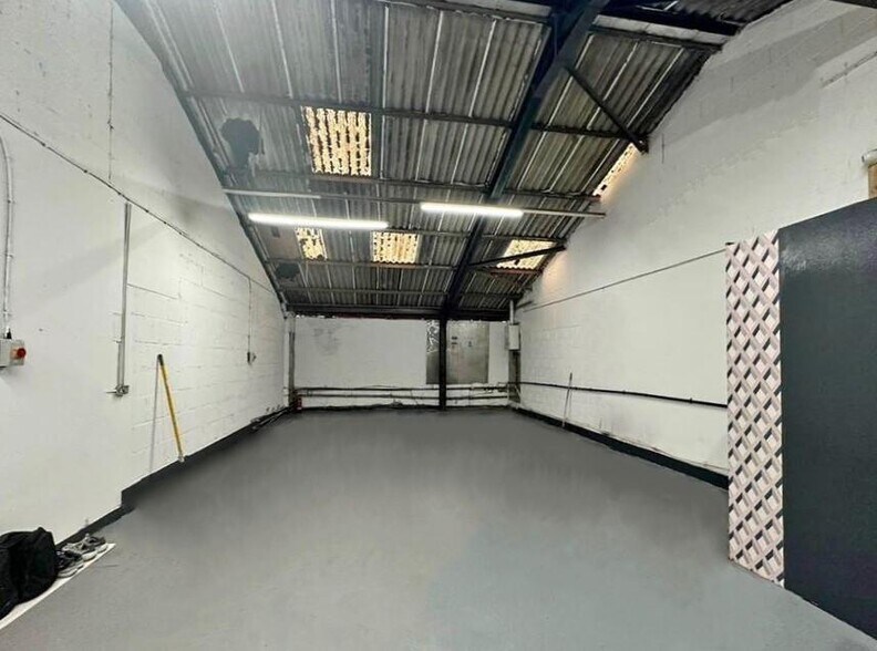 58A Kingsbridge Crescent, Southall à louer - Photo de l’immeuble – Image 3 sur 6