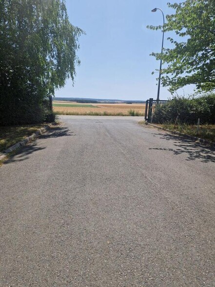 Local d'activités dans Cormeilles-en-Vexin à vendre - Photo de l’immeuble – Image 2 sur 27