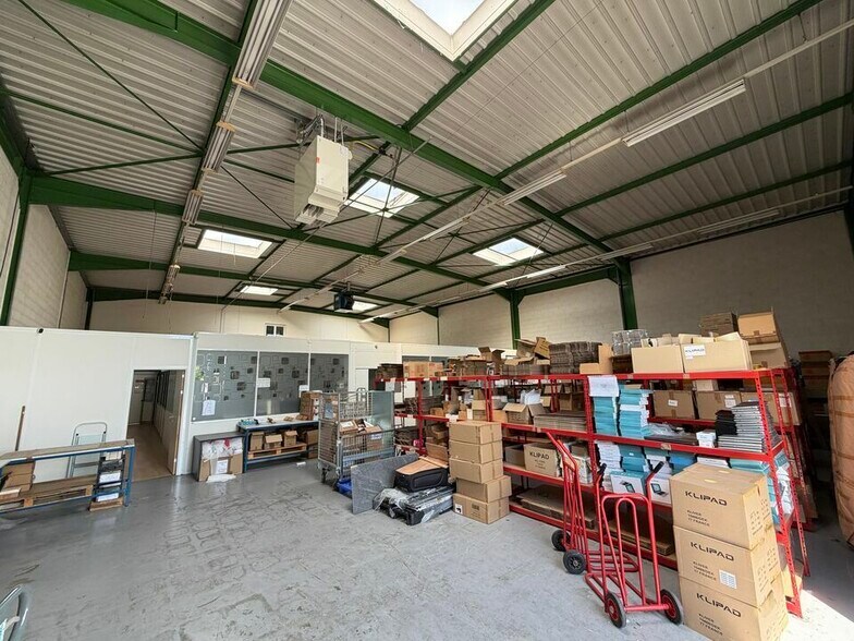 Local d'activités dans Saint-Thibault-des-Vignes à vendre - Photo intérieure – Image 1 sur 6