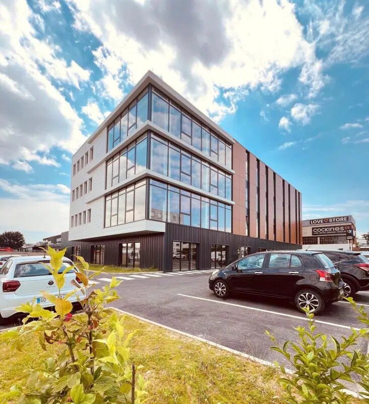 10 Rue Des Frères Lumière, Plaisir à louer Photo de l’immeuble– Image 1 sur 8