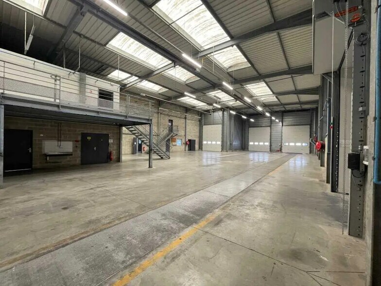 Local d’activités dans Compiègne à louer - Photo de l’immeuble – Image 3 sur 8