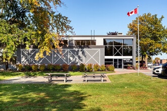 1891-1941 Robertson Rd, Ottawa, ON à louer Photo de l’immeuble– Image 2 sur 3