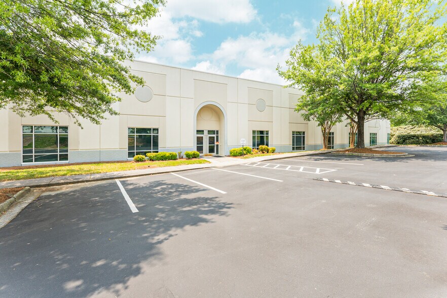 4344 Federal Dr, Greensboro, NC à louer - Photo de l’immeuble – Image 1 sur 7