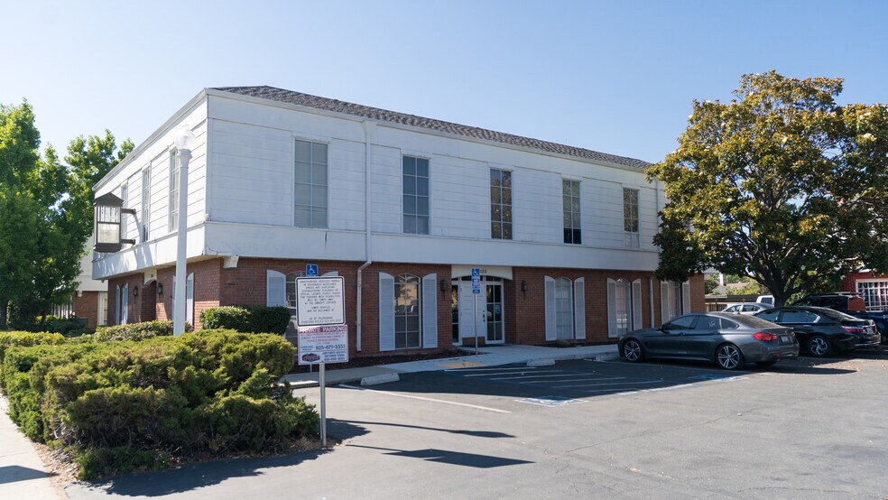 3135 Clayton Rd, Concord, CA à louer - Photo de l’immeuble – Image 3 sur 11