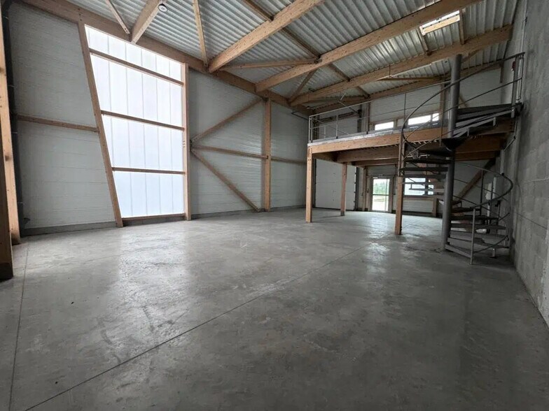 Local d'activités dans Saint-Vulbas à vendre - Photo de l’immeuble – Image 2 sur 6