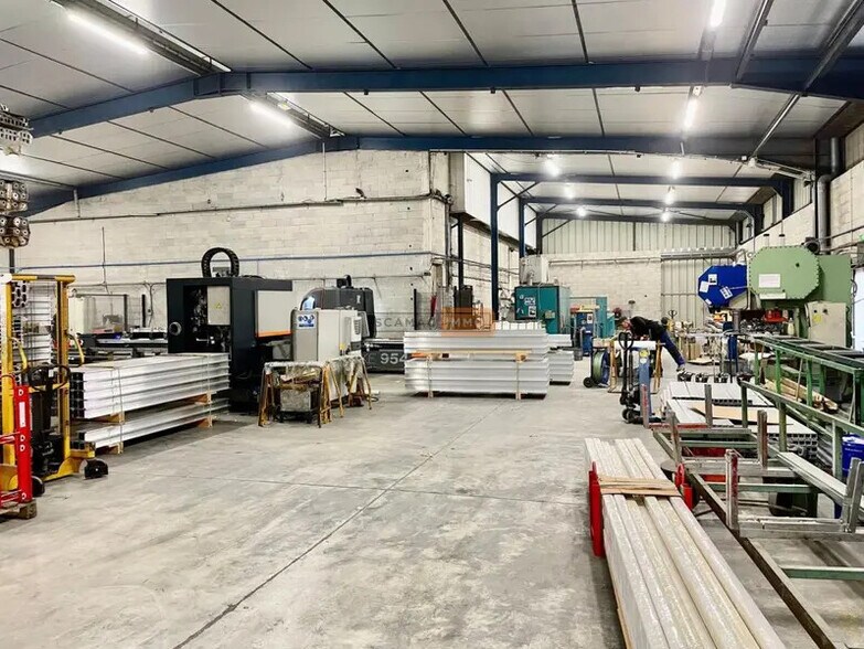 Industriel/Logistique dans Puget-sur-Argens à louer - Photo de l’immeuble – Image 1 sur 6
