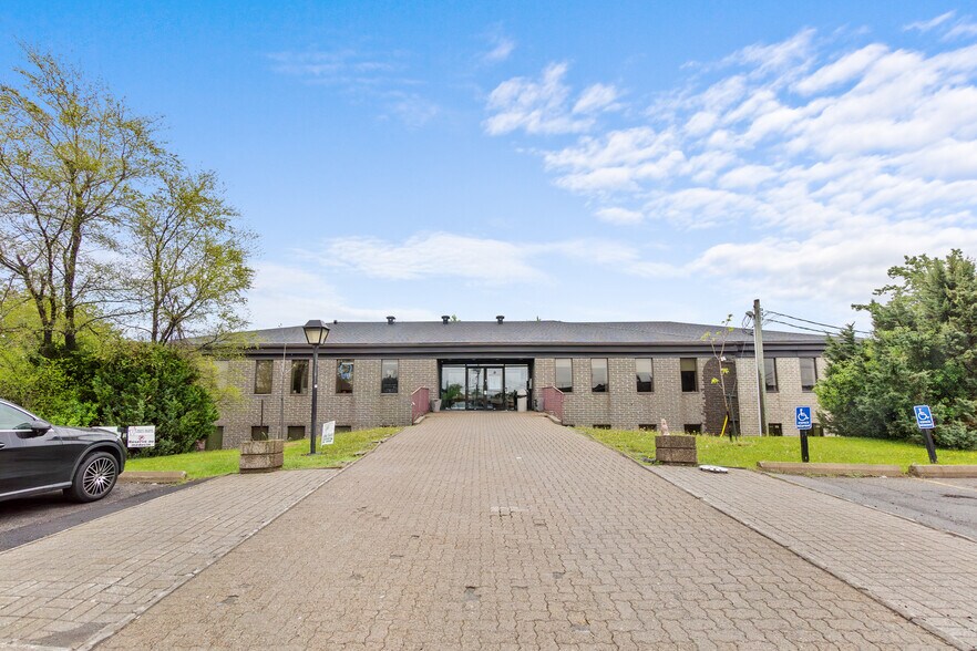 3400 Rue du Marché, Dollard-des-Ormeaux, QC à louer - Photo de l’immeuble – Image 2 sur 10